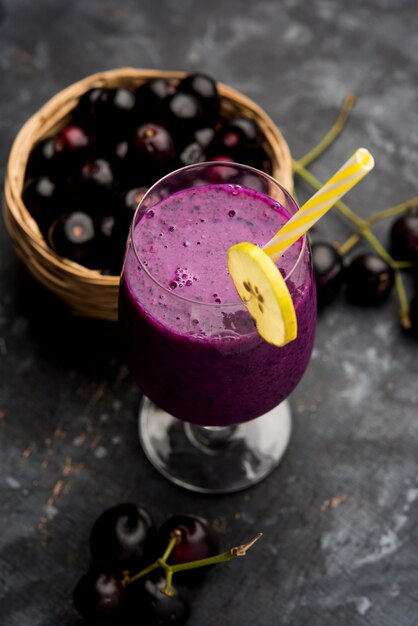 Jus de fruit jamun dans un verre également appelé prune de java, prune de jambolan, jambhul, syzygium cumini