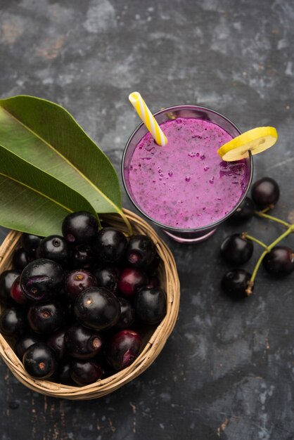 Jus de fruit jamun dans un verre également appelé prune de java, prune de jambolan, jambhul, syzygium cumini