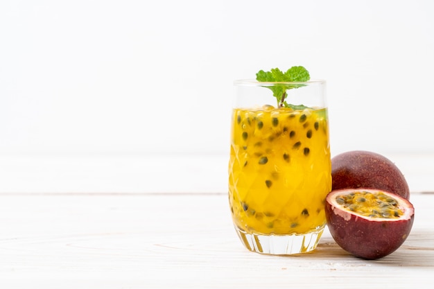 jus de fruit de la passion frais et glacé