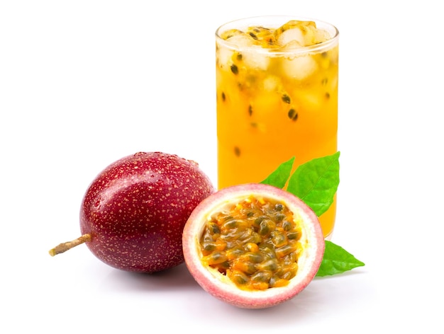 Jus de fruit de la passion et fruit de la passion frais avec feuille sur fond blanc