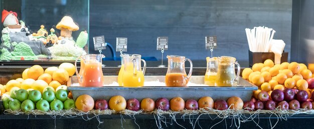 jus de fruits exotiques frais dans la cuisine