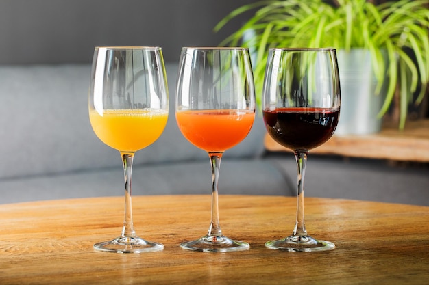 Jus de fruits frais dans un verre sur une table en bois Le concept d'une alimentation saine