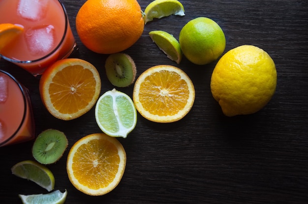 Jus de fruits frais avec des fruits sur table en bois