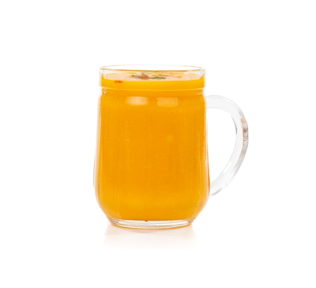 Jus de fruits de mangue frais sur fond blanc