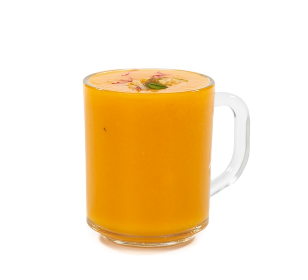 Jus de fruits de mangue frais sur fond blanc