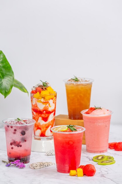 Les jus de fruits sains aux couleurs vives sont beaux et il faut les manger.