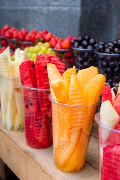 Jus de fruits tropicaux dans un étal de verre en plastique sur le marché de rue