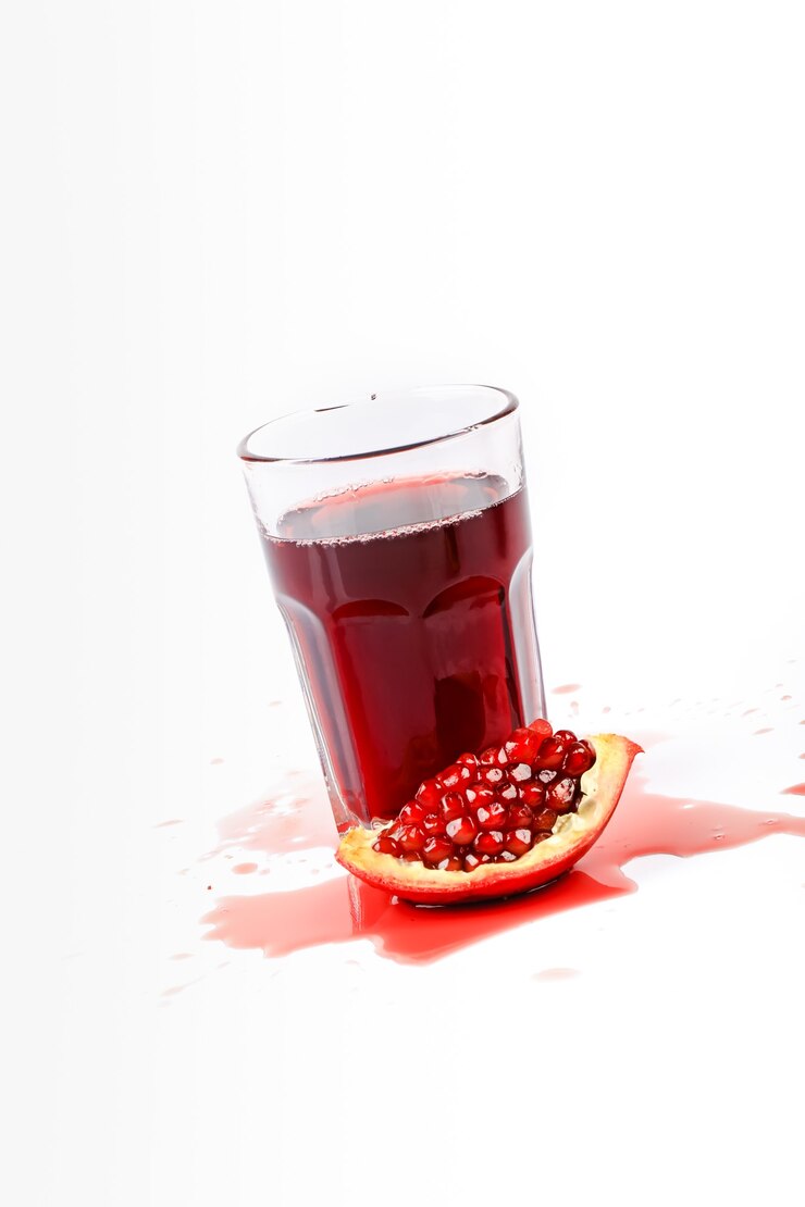 Photo jus de grenade sur fond blanc