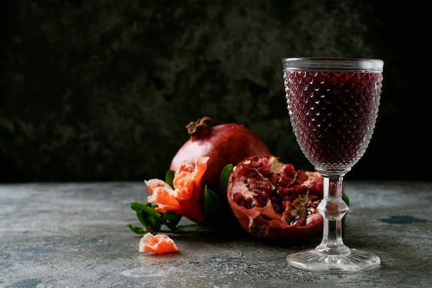 Jus de grenade et fruits à branches fleuries