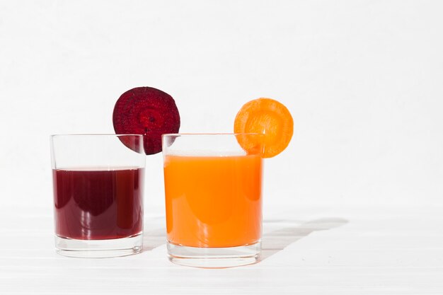 Photo jus de légumes dans des verres