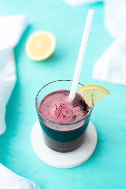 Jus de légumes fraîchement pressé de betteraves dans un gros plan de verre