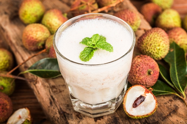 Jus de litchi frais fait sur fond en bois