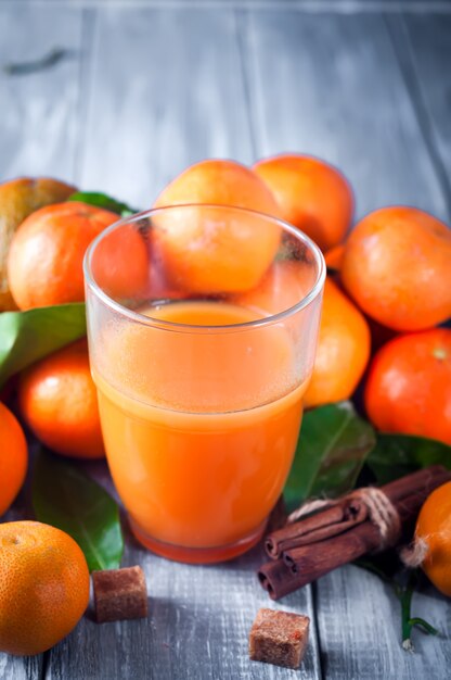 Jus de mandarine en bonne santé sur une table en bois