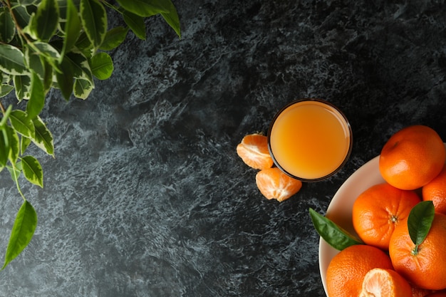 Jus de mandarine et ingrédients sur table smokey noire