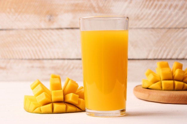 Photo jus de mangue dans un verre et mangue