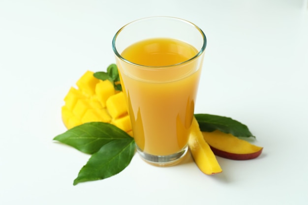 Jus de mangue et fruits sur blanc