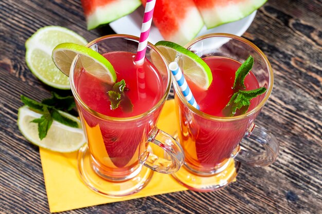 Jus de melon d'eau sucré rouge à partir de baies de melon d'eau mûres