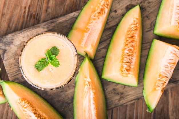 Le jus de melon à la menthe dans un bocal en verre sur la table. Melon Hami