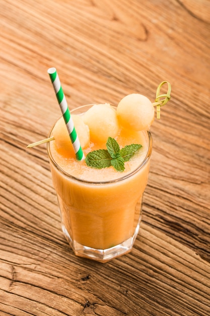 Le jus de melon à la menthe dans un verre sur la table.Hami melon