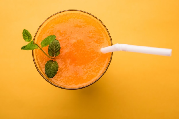 Jus de melon musqué avec tranche, également connu sous le nom d'extrait de fruit de Kharbuj ou de kharbuja, servi dans un verre à la menthe. mise au point sélective