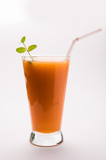 Jus de melon musqué avec tranche, également connu sous le nom d'extrait de fruit de Kharbuj ou de kharbuja, servi dans un verre à la menthe. mise au point sélective