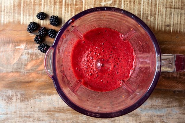 jus de mûre dans la vue de dessus du mélangeur. Fruits rouges.