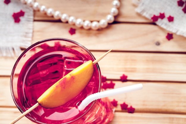 Jus de nectarine avec de la glace dans un verre