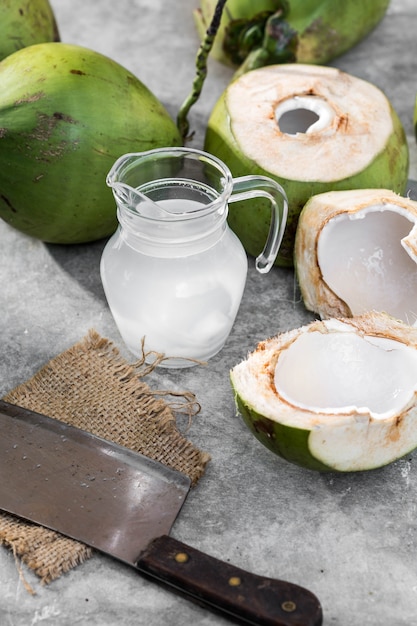 jus de noix de coco sur fond de ciment