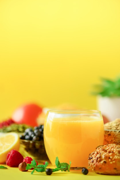 Jus d&#39;orange, baies fraîches, lait, yaourt, œuf à la coque, noix, fruits, banane, pêche au petit-déjeuner. Concept de nourriture saine.