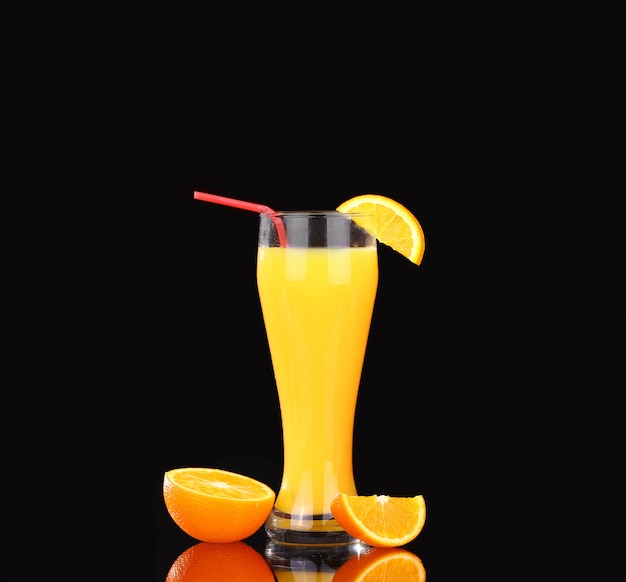 Jus d'orange bio frais et vodka dans un grand verre sur fond noir