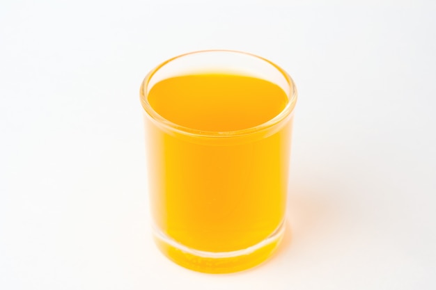 Jus d'orange sur blanc isolé