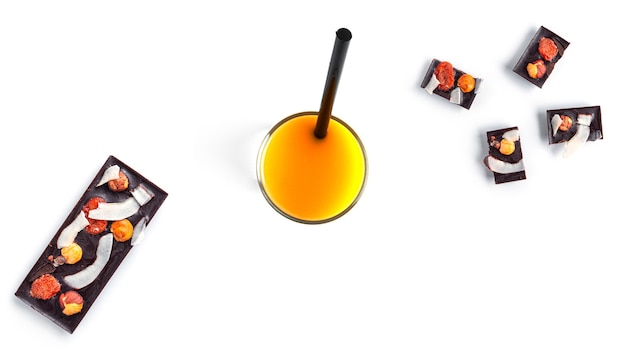 Photo jus d'orange et bonbons au chocolat cru avec noix et fruits