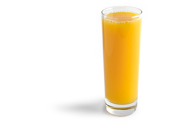 Jus d'orange en bouteille isolé sur blanc.