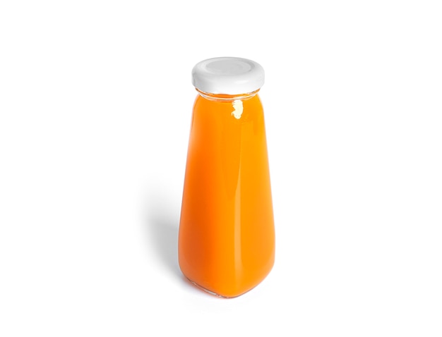 Jus d'orange en bouteille isolé sur fond blanc. . photo de haute qualité