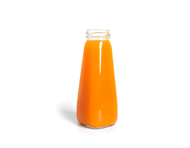 Jus d'orange en bouteille isolé sur fond blanc. . photo de haute qualité