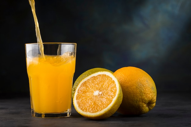 Jus d'orange dans la tasse en verre