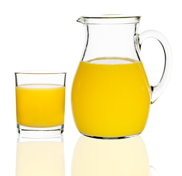 Jus d'orange dans un verre et une carafe sur fond blanc