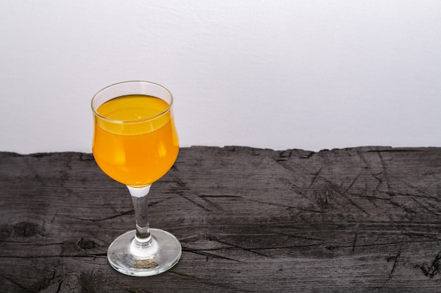 Jus d'orange dans un verre sur fond noir