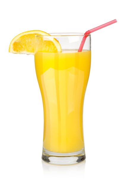 Jus d'orange dans un verre isolé sur fond blanc