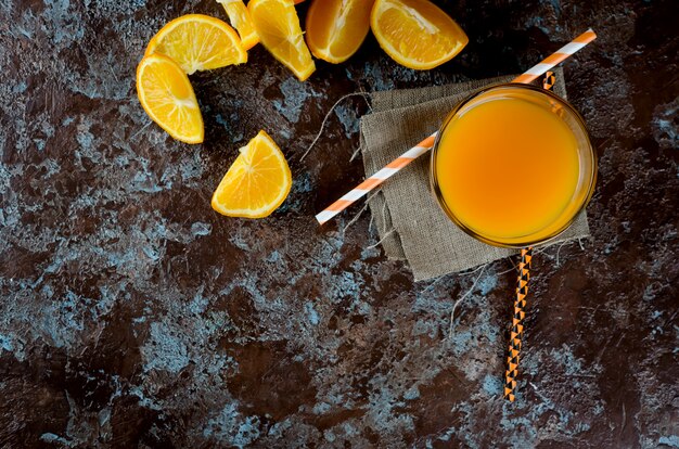 Jus d&#39;orange dans un verre et des morceaux