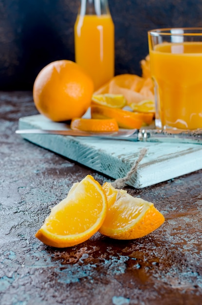 Jus d&#39;orange dans un verre et en morceaux