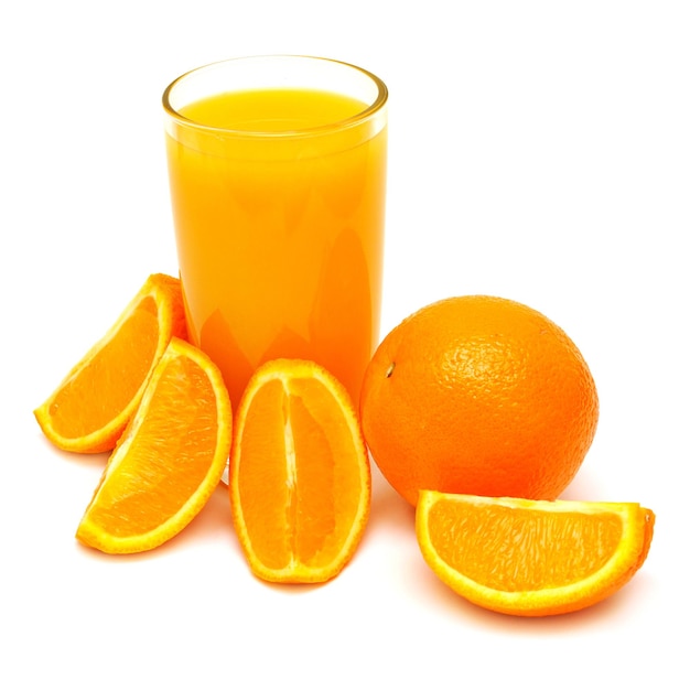 Jus d'orange dans un verre et oranges isolés sur fond blanc. Un aliment sain et nutritif pour la santé après un entraînement sportif pour brûler les graisses. Mise à plat, vue de dessus