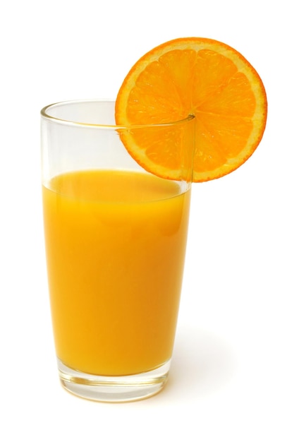 Jus d'orange dans un verre et oranges isolés sur fond blanc