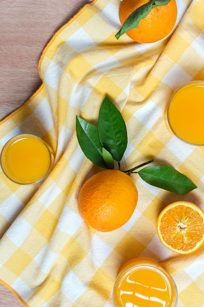 Jus d'orange fait maison par dessus sur table en bois