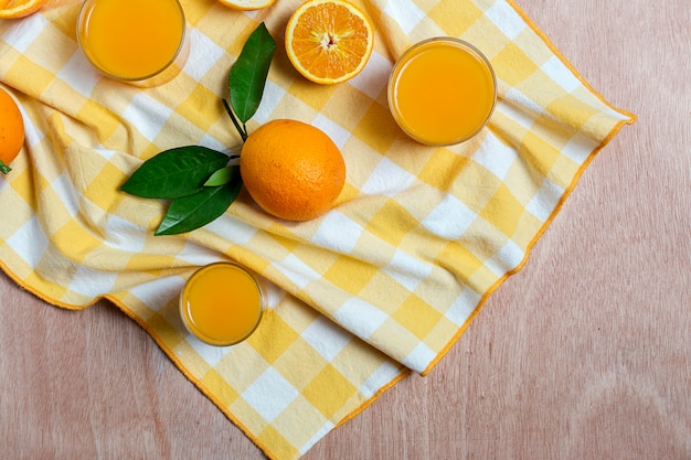 Jus d'orange fait maison par dessus sur table en bois