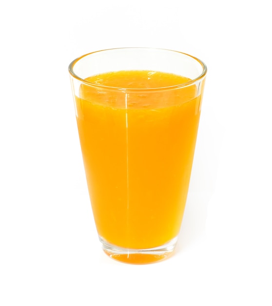 Jus d'orange sur fond blanc