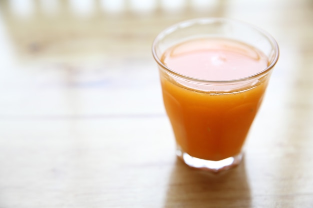 Jus d'orange sur fond de bois