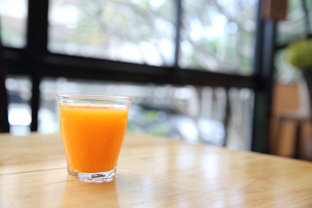 Jus d'orange sur fond de bois