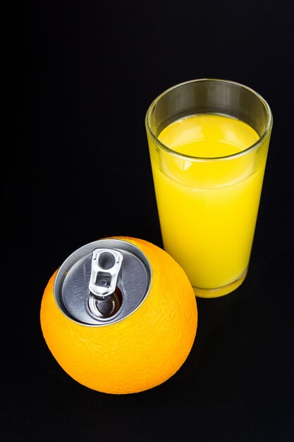 Jus d&#39;orange sur fond noir