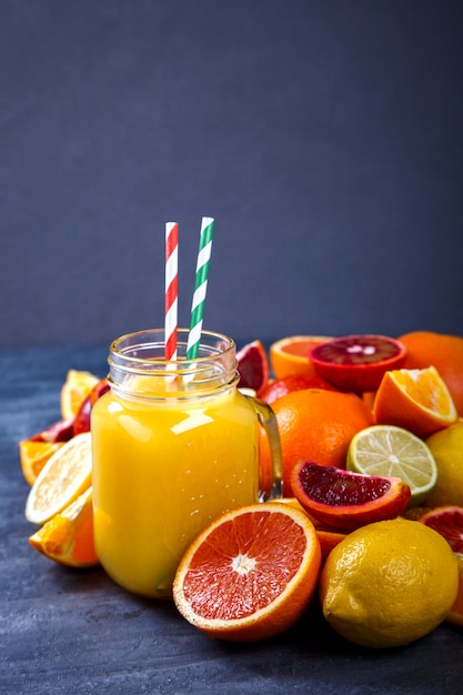 Jus d'orange fraîche et d'agrumes. Boisson saine